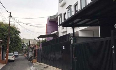 Dijual Rumah Mewah Strategis 3 Lantai Furnished Sumur Bor JakBar