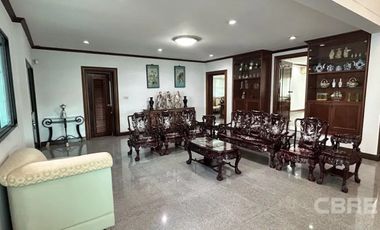 Mueang Ek Village (812)