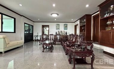 Mueang Ek Village (812)