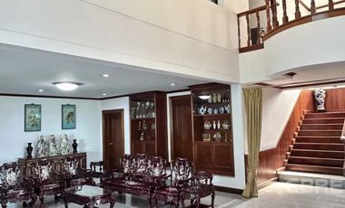 Mueang Ek Village (812)