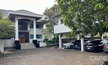 Mueang Ek Village (812)
