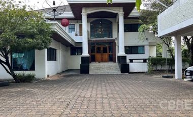 Mueang Ek Village (812)