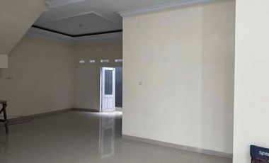 DI SEWAKAN RUMAH BARU RENOVASI