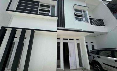 DI SEWAKAN RUMAH BARU RENOVASI