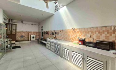 Ruang Usaha plus Gudang Luas 2800m² dan Rumah Mewah Akses Jalan Raya Dekat Tol