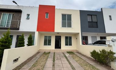 Casa en renta en Cerro del Tesoro — 3 recámaras, 2 baños y medio, cochera para 2 autos