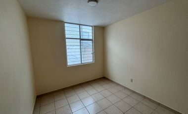 Casa en renta en Cerro del Tesoro — 3 recámaras, 2 baños y medio, cochera para 2 autos