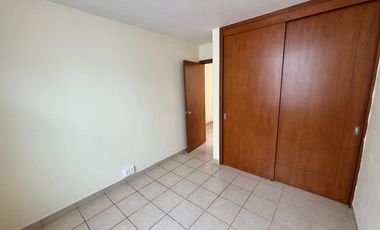 Casa en renta en Cerro del Tesoro — 3 recámaras, 2 baños y medio, cochera para 2 autos