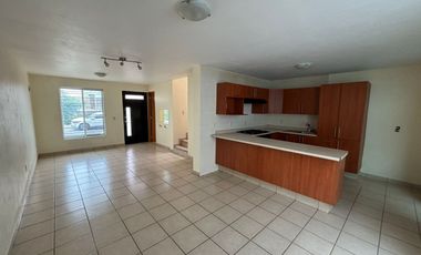 Casa en renta en Cerro del Tesoro — 3 recámaras, 2 baños y medio, cochera para 2 autos