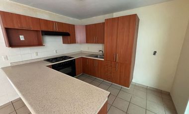 Casa en renta en Cerro del Tesoro — 3 recámaras, 2 baños y medio, cochera para 2 autos