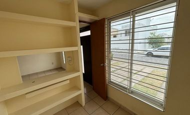 Casa en renta en Cerro del Tesoro — 3 recámaras, 2 baños y medio, cochera para 2 autos