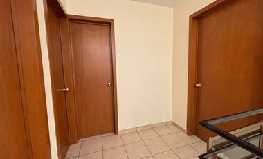 Casa en renta en Cerro del Tesoro — 3 recámaras, 2 baños y medio, cochera para 2 autos