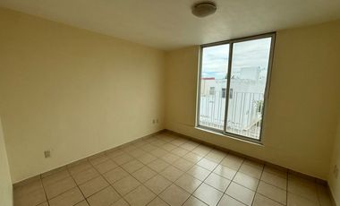 Casa en renta en Cerro del Tesoro — 3 recámaras, 2 baños y medio, cochera para 2 autos