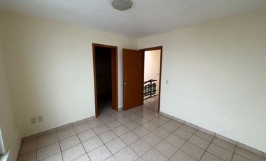 Casa en renta en Cerro del Tesoro — 3 recámaras, 2 baños y medio, cochera para 2 autos