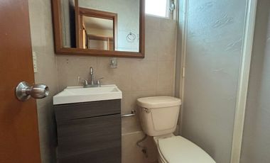 Casa en renta en Cerro del Tesoro — 3 recámaras, 2 baños y medio, cochera para 2 autos