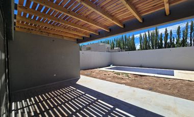 Casa a estrenar 3 dormitorios con pileta | Barrio La Consuelo, Centenario | Apto crédito