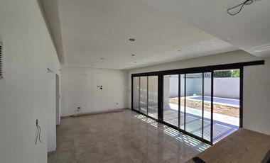 Casa a estrenar 3 dormitorios con pileta | Barrio La Consuelo, Centenario | Apto crédito