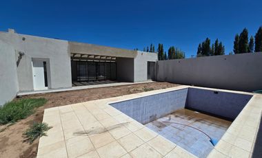 Casa a estrenar 3 dormitorios con pileta | Barrio La Consuelo, Centenario | Apto crédito