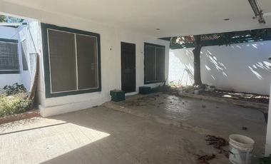 CASA EN VENTA, ESQUINA, TERRENO EXCEDENTE