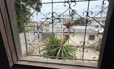 SAN LORENZO: CASA CON SALIDA A 2 CALLES Y A 1 TERRENO DEL MAR