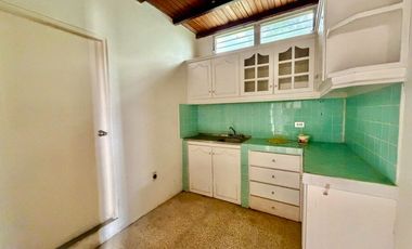 SAN LORENZO: CASA CON SALIDA A 2 CALLES Y A 1 TERRENO DEL MAR