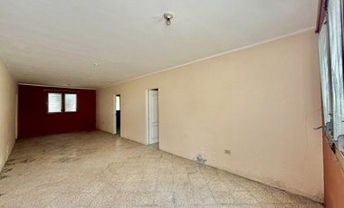 SAN LORENZO: CASA CON SALIDA A 2 CALLES Y A 1 TERRENO DEL MAR