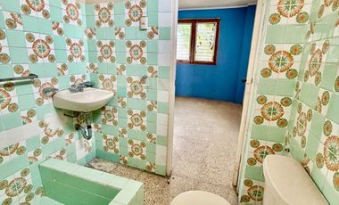 SAN LORENZO: CASA CON SALIDA A 2 CALLES Y A 1 TERRENO DEL MAR