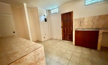 SAN LORENZO: CASA CON SALIDA A 2 CALLES Y A 1 TERRENO DEL MAR