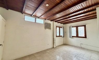 SAN LORENZO: CASA CON SALIDA A 2 CALLES Y A 1 TERRENO DEL MAR