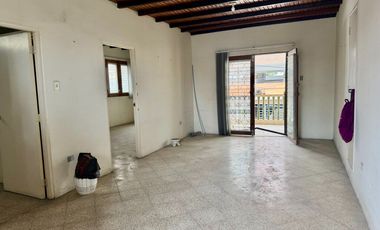 SAN LORENZO: CASA CON SALIDA A 2 CALLES Y A 1 TERRENO DEL MAR