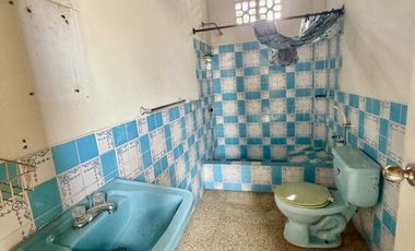 SAN LORENZO: CASA CON SALIDA A 2 CALLES Y A 1 TERRENO DEL MAR