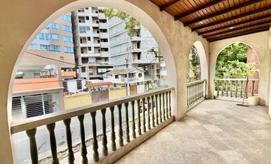 SAN LORENZO: CASA CON SALIDA A 2 CALLES Y A 1 TERRENO DEL MAR