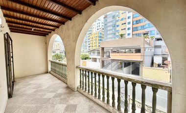SAN LORENZO: CASA CON SALIDA A 2 CALLES Y A 1 TERRENO DEL MAR