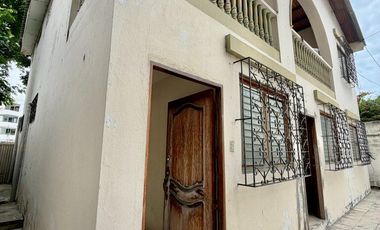 SAN LORENZO: CASA CON SALIDA A 2 CALLES Y A 1 TERRENO DEL MAR