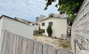 SAN LORENZO: CASA CON SALIDA A 2 CALLES Y A 1 TERRENO DEL MAR