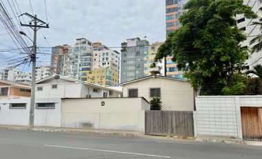 SAN LORENZO: CASA CON SALIDA A 2 CALLES Y A 1 TERRENO DEL MAR