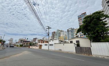 SAN LORENZO: CASA CON SALIDA A 2 CALLES Y A 1 TERRENO DEL MAR
