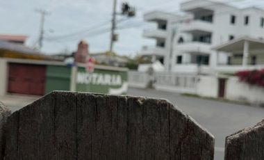 SAN LORENZO: CASA CON SALIDA A 2 CALLES Y A 1 TERRENO DEL MAR