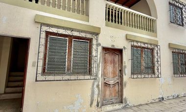 SAN LORENZO: CASA CON SALIDA A 2 CALLES Y A 1 TERRENO DEL MAR