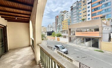 SAN LORENZO: CASA CON SALIDA A 2 CALLES Y A 1 TERRENO DEL MAR