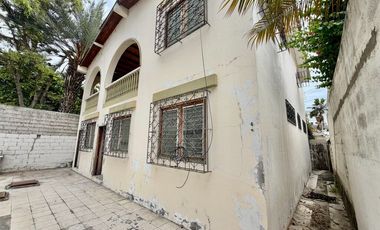 SAN LORENZO: CASA CON SALIDA A 2 CALLES Y A 1 TERRENO DEL MAR