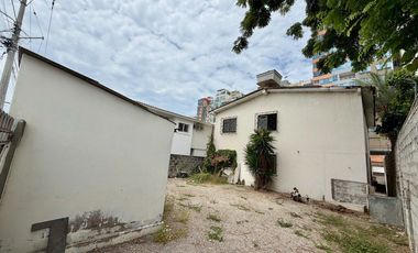 SAN LORENZO: CASA CON SALIDA A 2 CALLES Y A 1 TERRENO DEL MAR