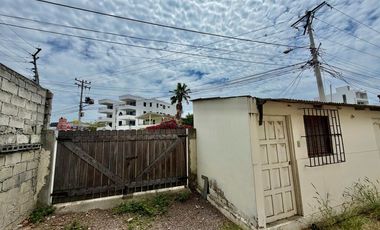 SAN LORENZO: CASA CON SALIDA A 2 CALLES Y A 1 TERRENO DEL MAR