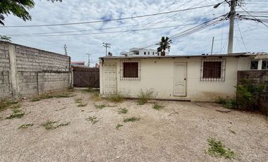 SAN LORENZO: CASA CON SALIDA A 2 CALLES Y A 1 TERRENO DEL MAR