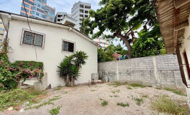 SAN LORENZO: CASA CON SALIDA A 2 CALLES Y A 1 TERRENO DEL MAR