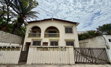 SAN LORENZO: CASA CON SALIDA A 2 CALLES Y A 1 TERRENO DEL MAR