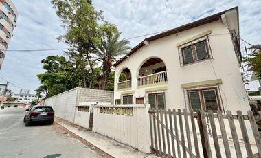 SAN LORENZO: CASA CON SALIDA A 2 CALLES Y A 1 TERRENO DEL MAR