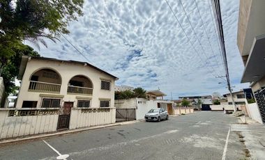 SAN LORENZO: CASA CON SALIDA A 2 CALLES Y A 1 TERRENO DEL MAR