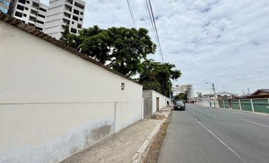 SAN LORENZO: CASA CON SALIDA A 2 CALLES Y A 1 TERRENO DEL MAR