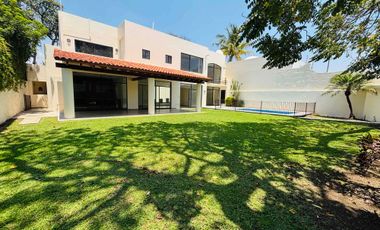 Casa con alberca y jardín privados en Fracc